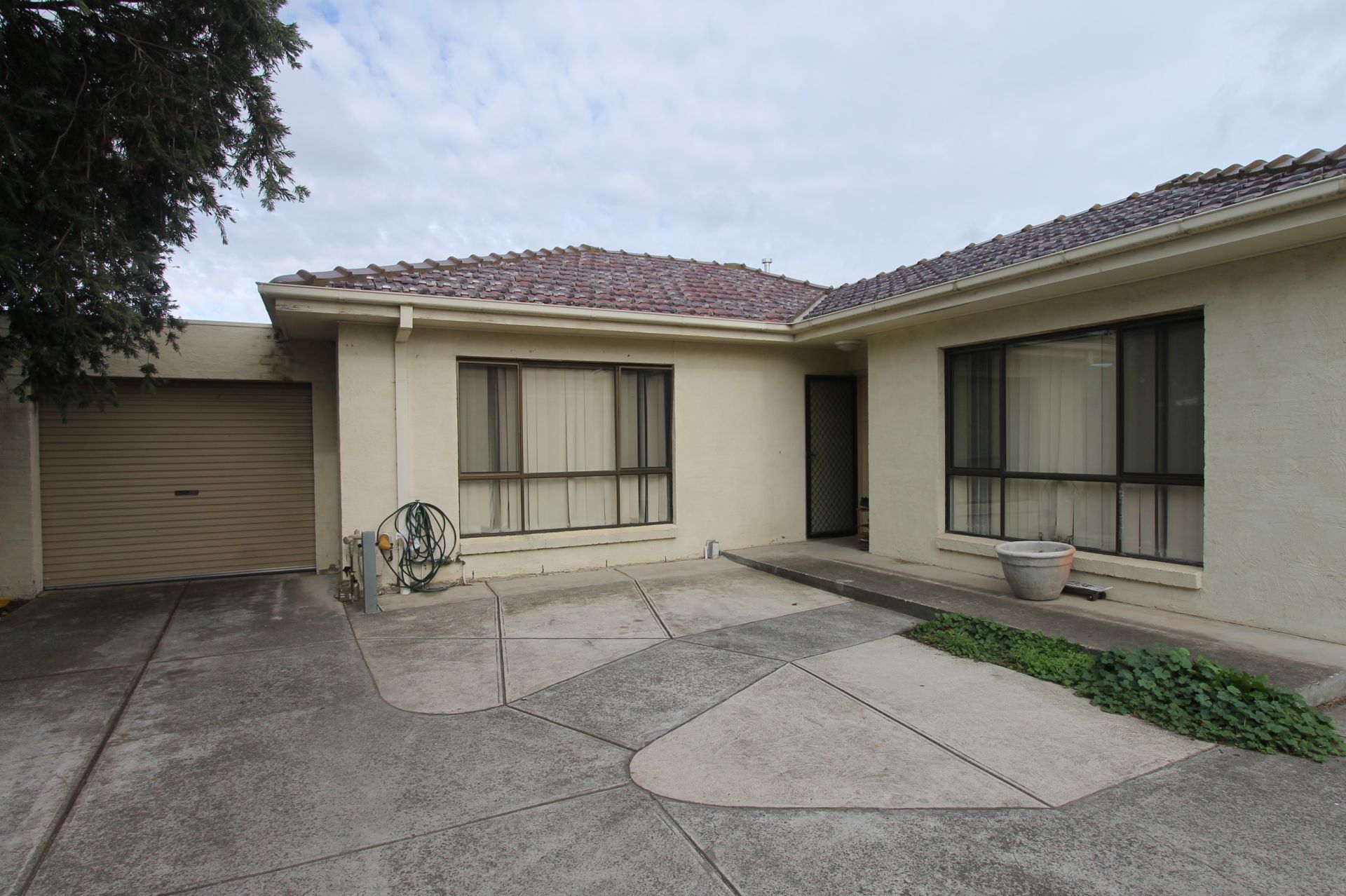 TUCKED AWAY BEAUTY IN THE HEART OF LALOR!!