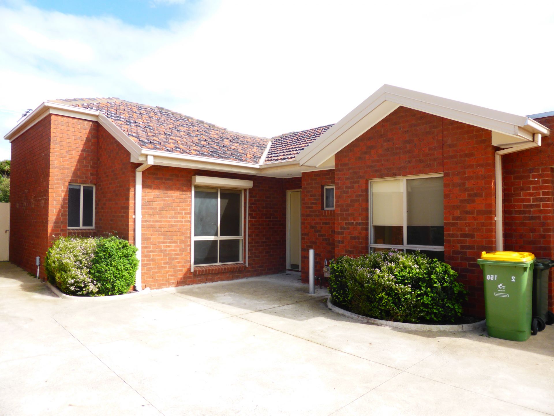 Immaculate 3 bedroom unit for filling all your desires!