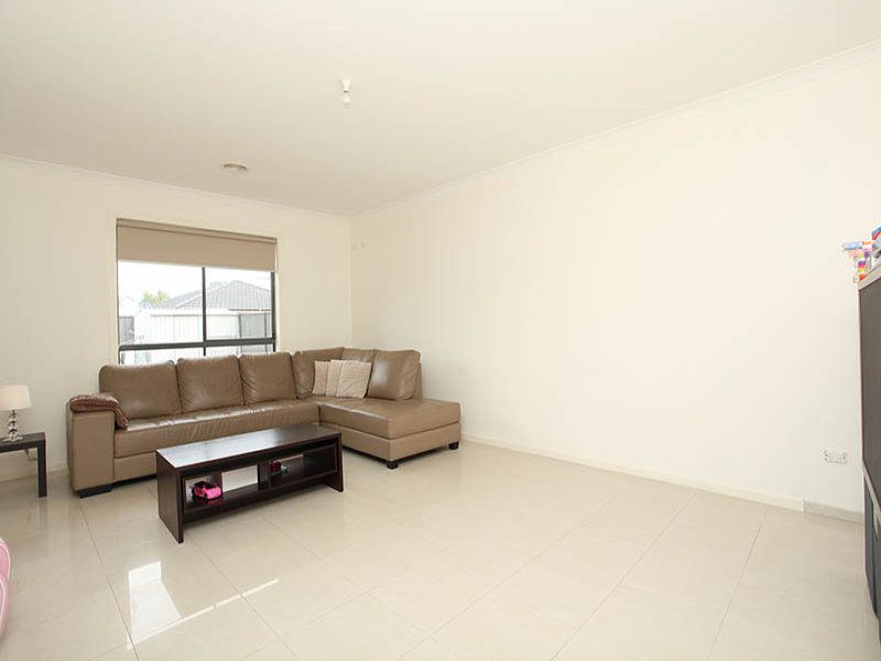 12 Tantallon Crescent, Derrimut - Thumbnail 7
