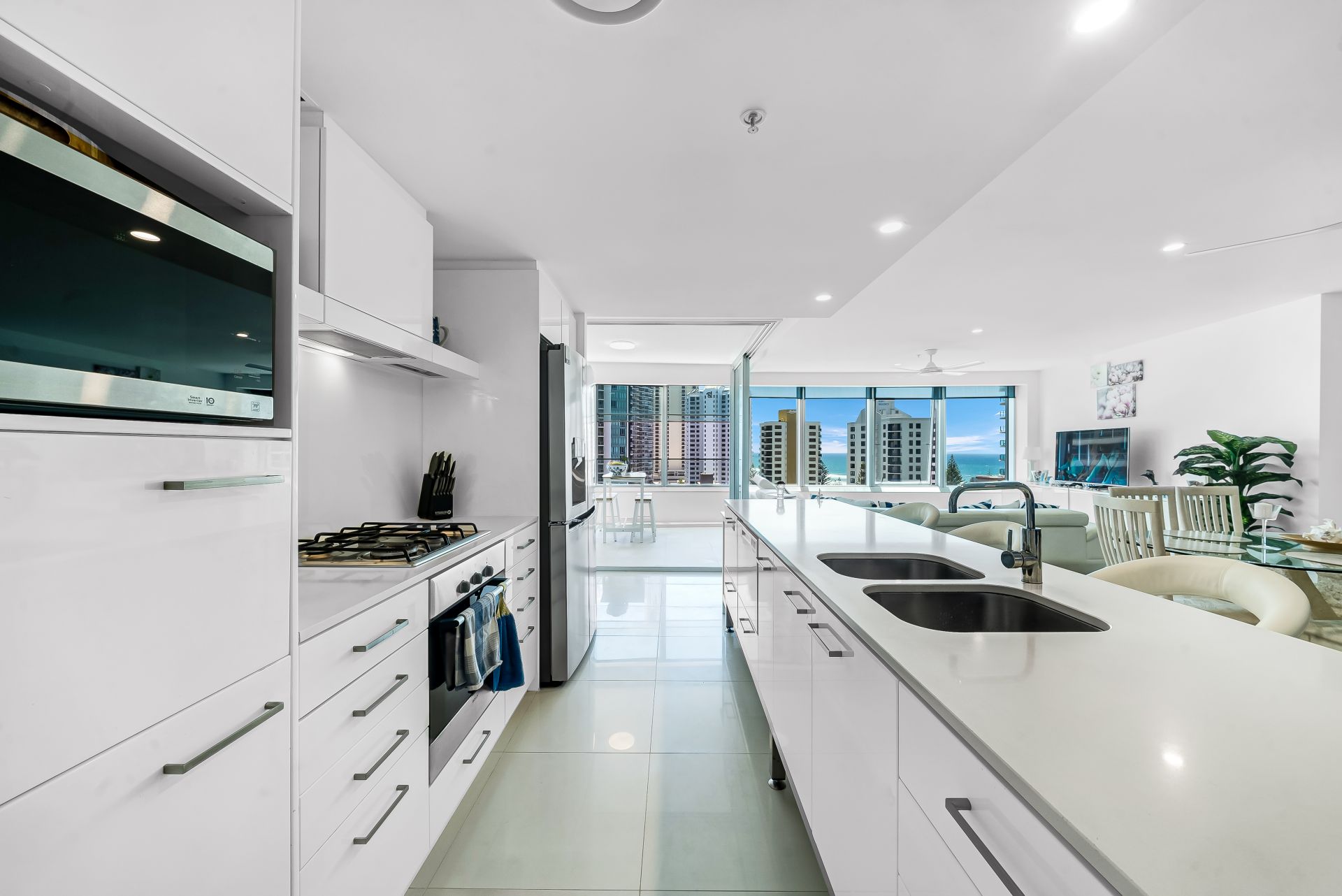1001/9 Hamilton Avenue, Surfers Paradise - Thumbnail 4