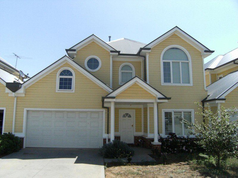2/10 Stamford Grove, Caroline Springs - Thumbnail 2
