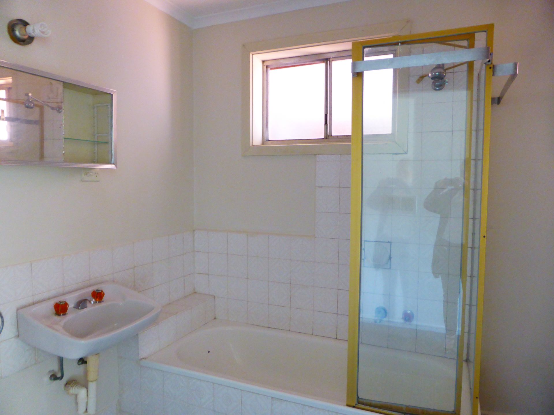 Two Bedroom Apartment in Quiet Street!