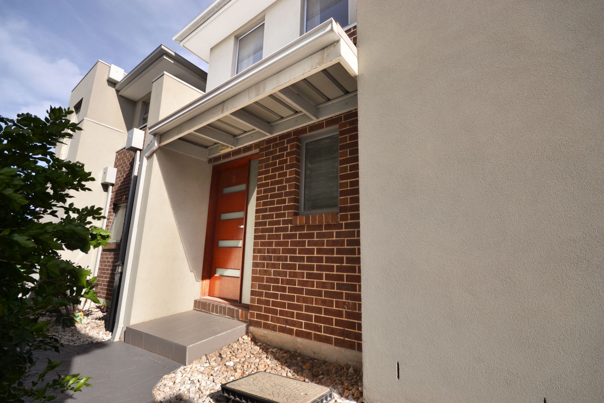 CONTEMPORARY LIVING & A FABULOUS LOCATION