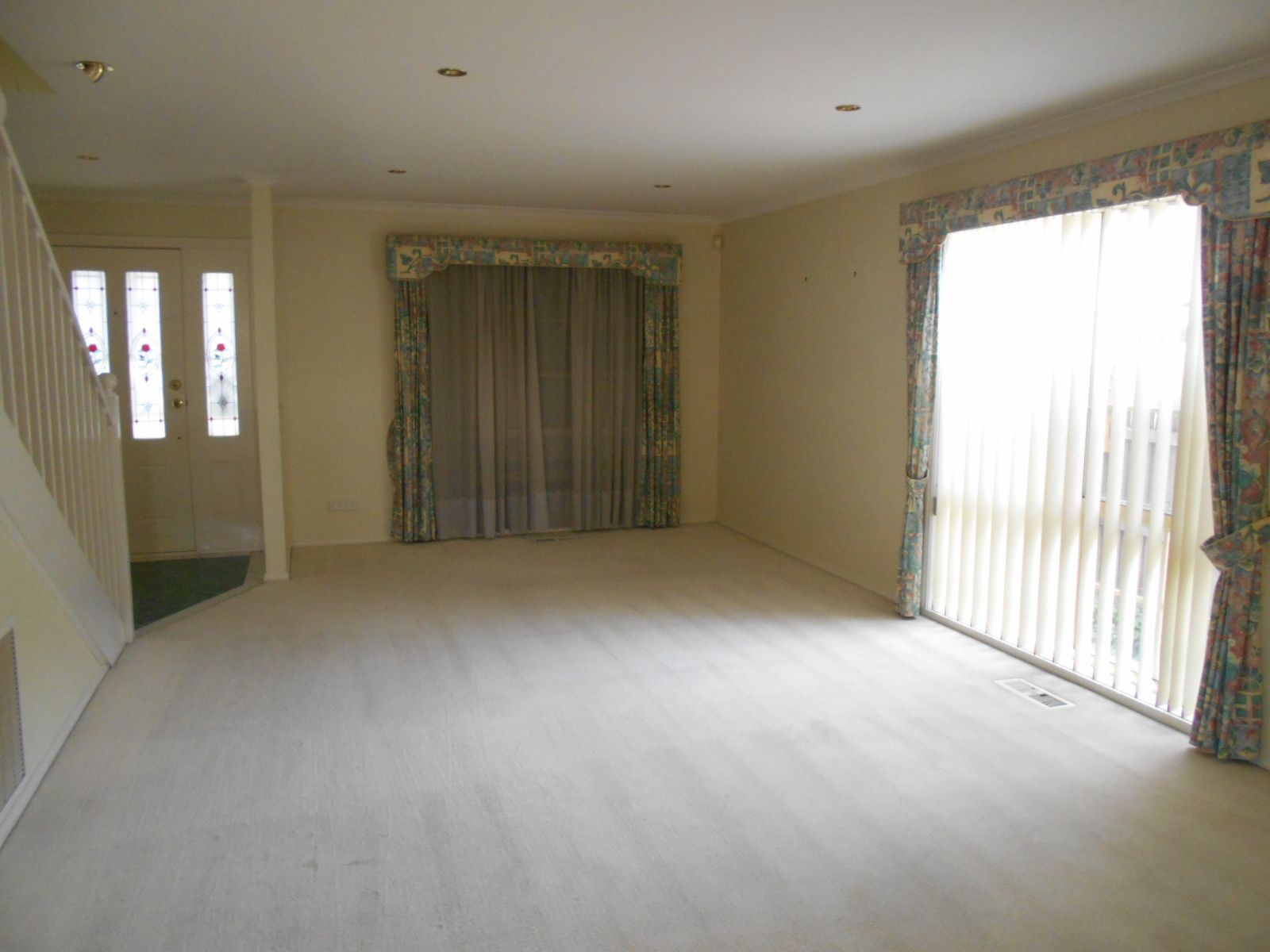 SPACIOUS TOWNHOUSE - WALKING DISTANCE TO HIGH STREET!