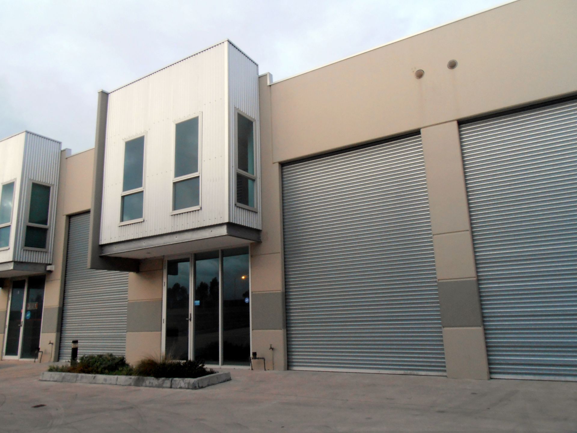 MODERN OFFICE/WAREHOUSE IN SOUGHT AFTER LOCATION