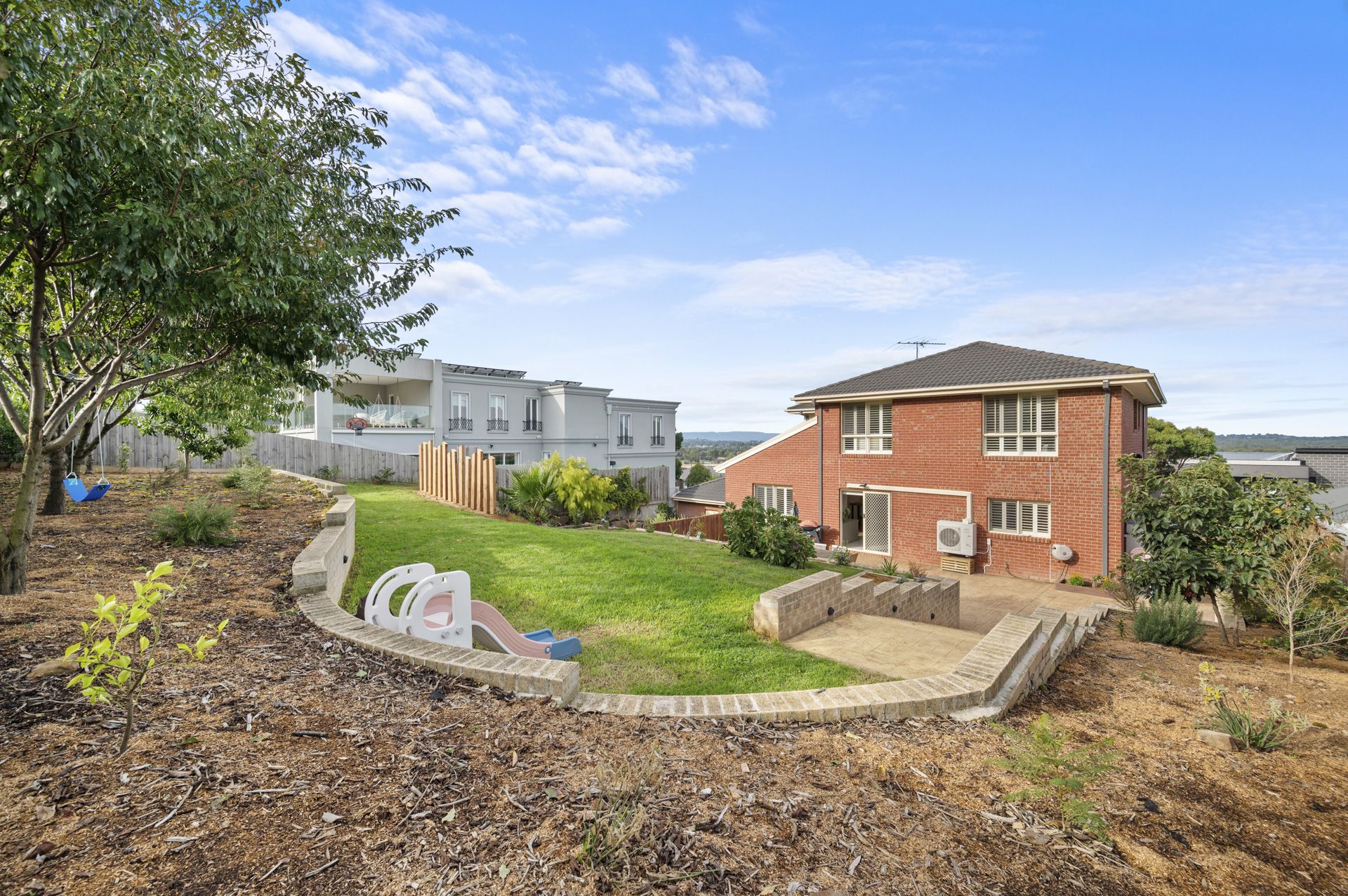 INSTANTLY IMPRESSIVE FAMILY LIVING ** SIX MONTH LEASE **