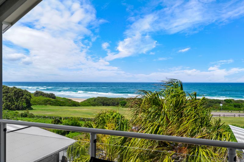 12 Beachside Drive, Caves Beach - Thumbnail 4