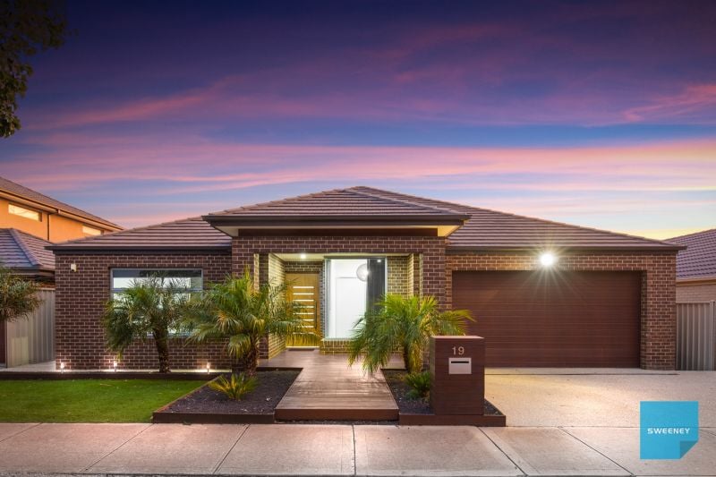 19 Carisbrook Street, Caroline Springs - Thumbnail 2