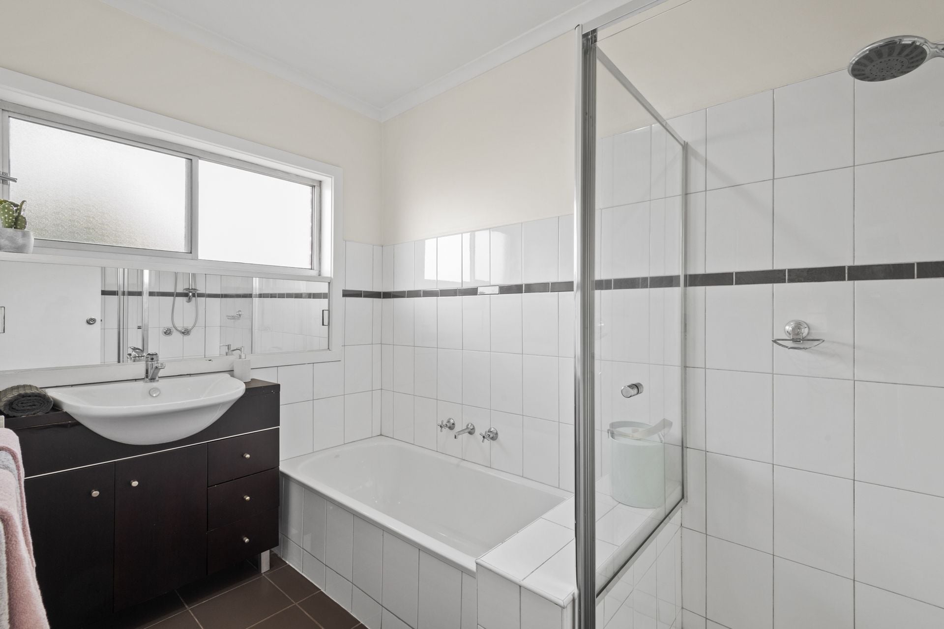 PERFECT FAMILY HOME - APPROX 635m2 LAND