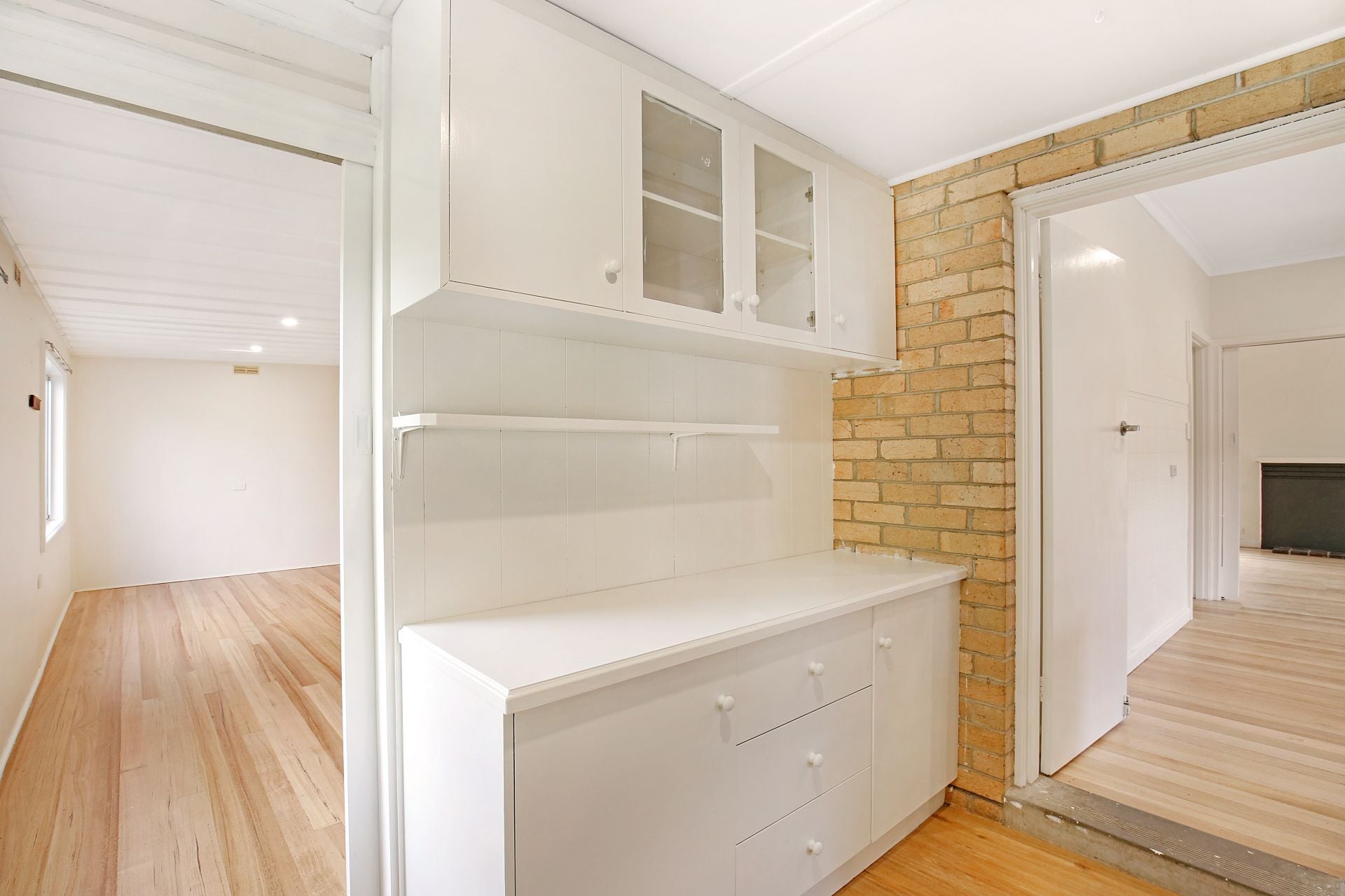 UNDER OFFER!!!!
