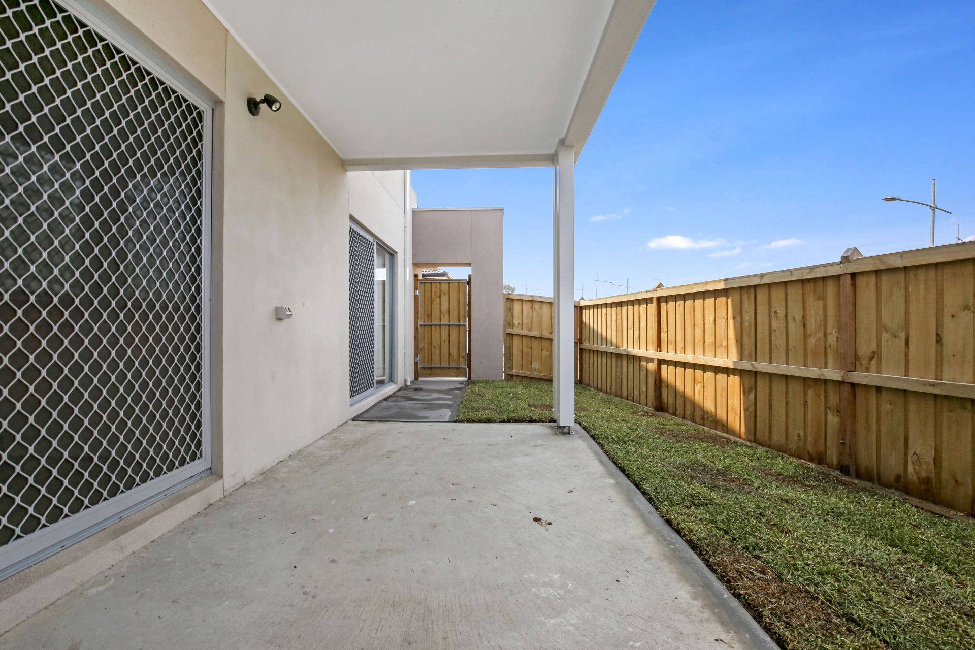 MODERN TOWNHOUSE WELL LOCATED