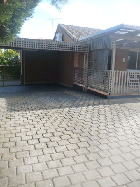 QUIET COURT LOCATION AND CLOSE TO ALL AMENITIES!