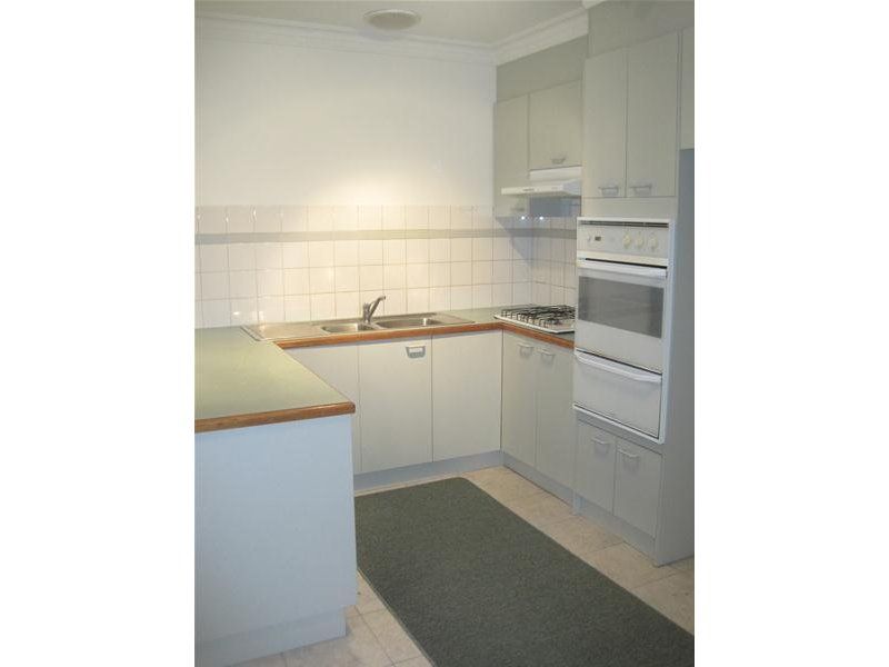 FRESHLY PAINTED UNIT IN AN IDEAL LOCATION!