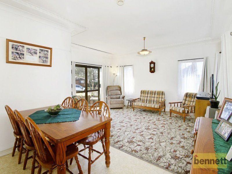 38 Lincoln Drive, Cambridge Park - Thumbnail 3