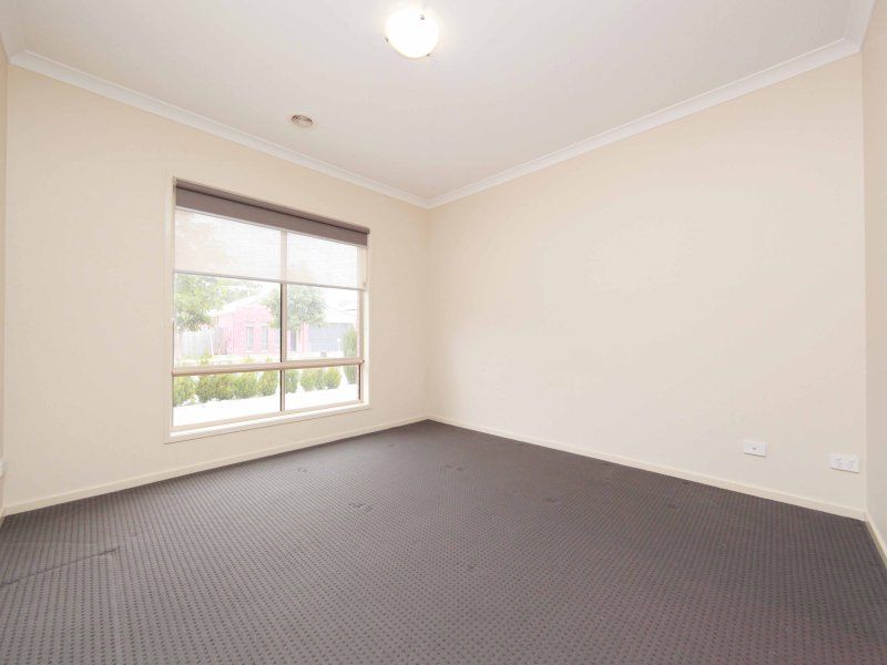 31 Songbird Crescent SOUTH MORANG, South Morang - Thumbnail 8