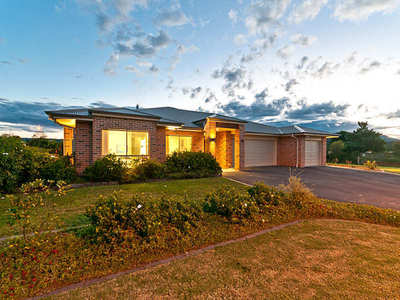 Buy in Royal Estate at 2008 prices - 400m2 Residence on a level 2.5 acres - Walk to the parklands