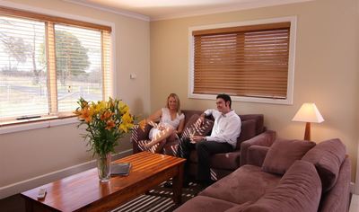 BEAUTIFULLY PRESENTED ACCOMMODATION COMPLEX FOR SALE - 10 ACRES - 4KM FROM REGIONAL CENTRE - THE ULTIMATE TREE CHANGE