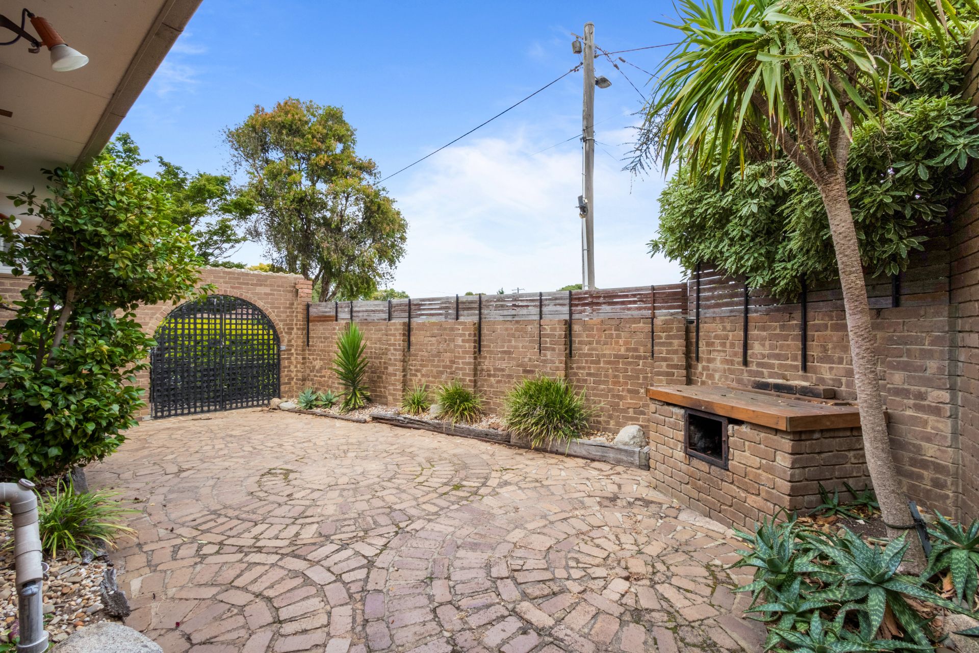 CENTRALLY LOCATED & PERFECTLY PRICED