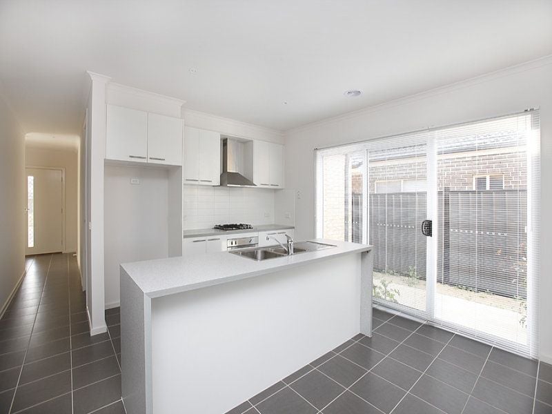 18 Derham Drive, Point Cook - Thumbnail 3