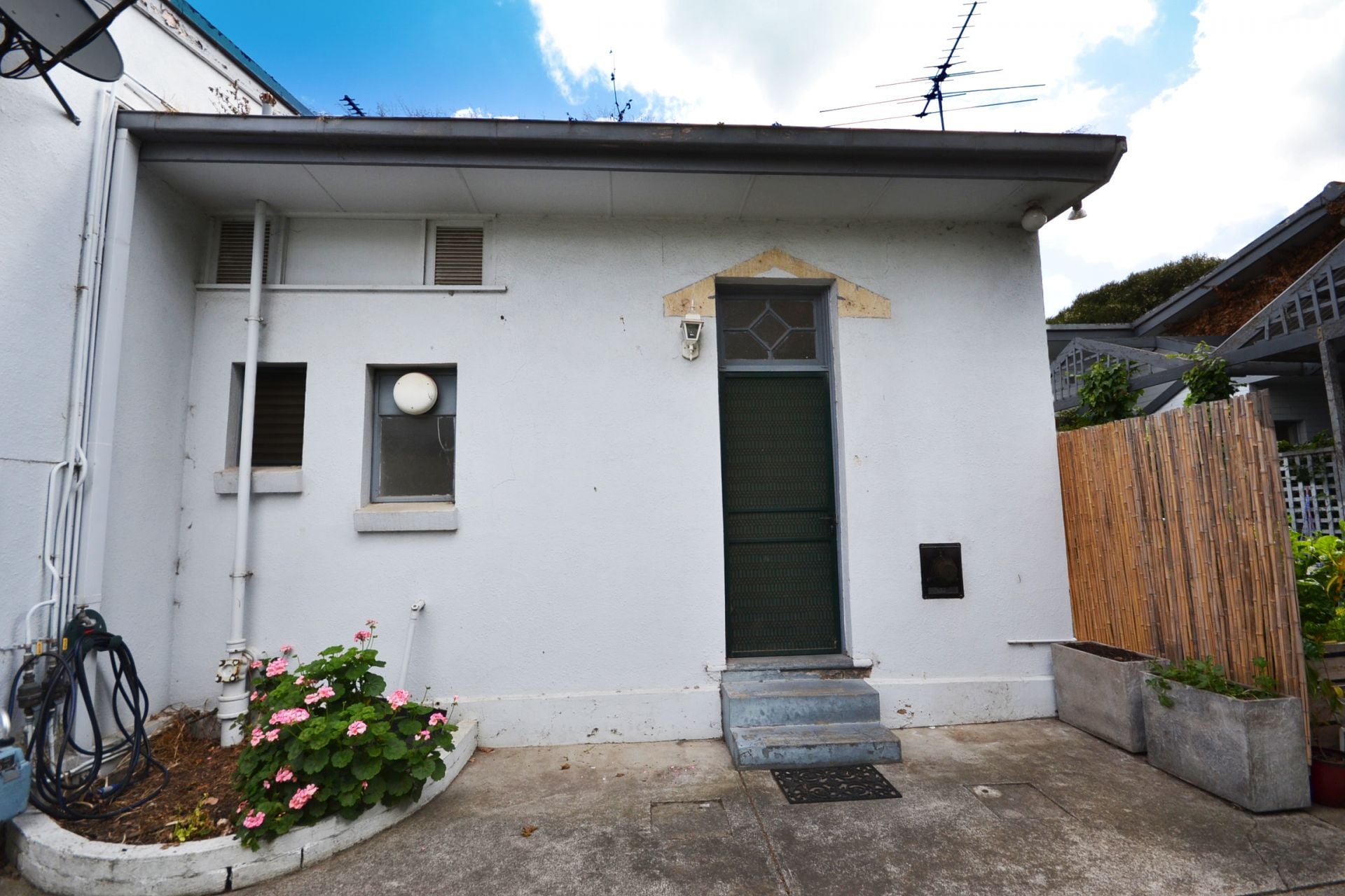 FABULOUS LOCATION & PRICED TO PLEASE