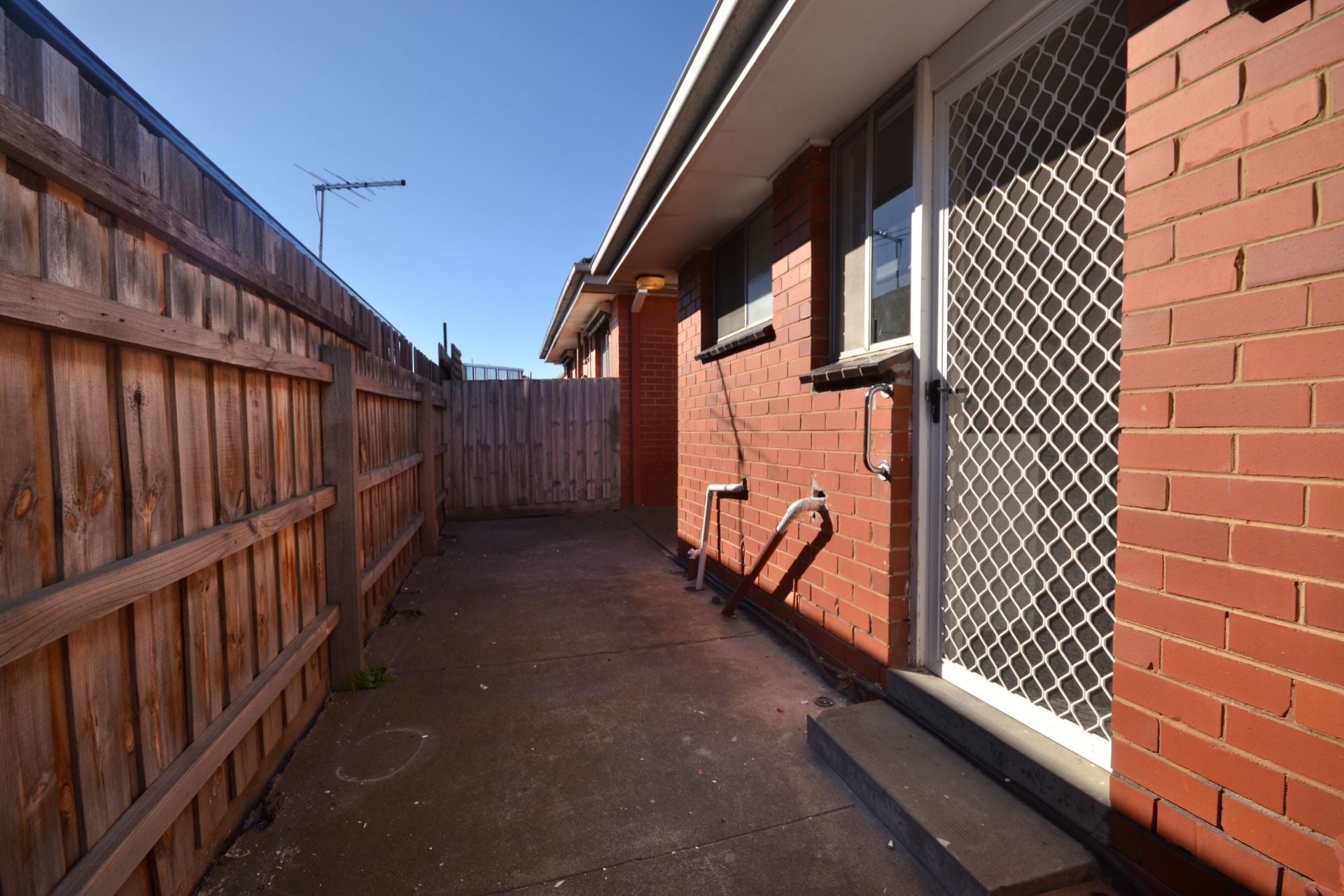 FULLY RENOVATED & IN A FABULOUS LOCATION!