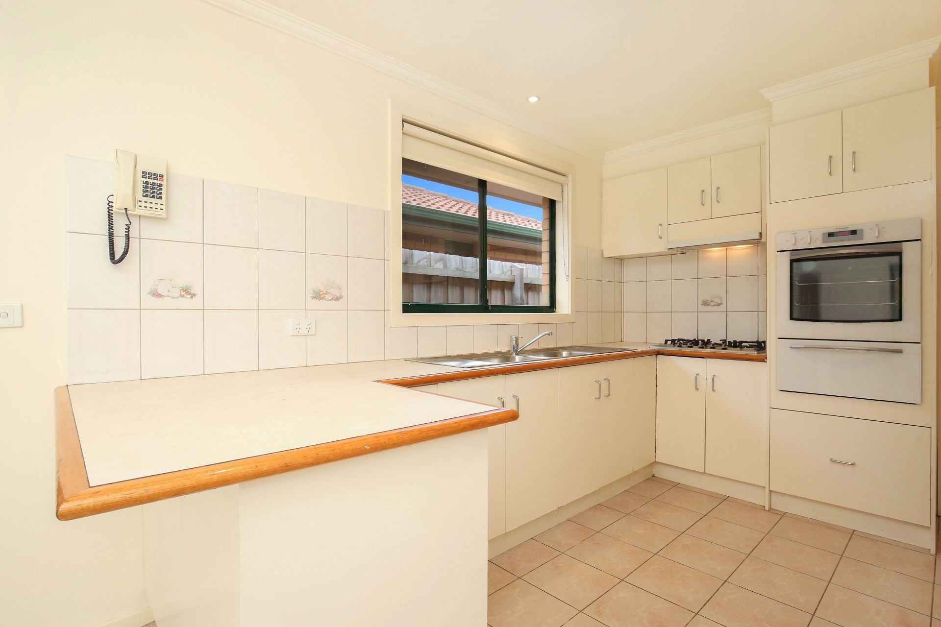 GREAT HOME UNIT & LUXURY LOCATION
