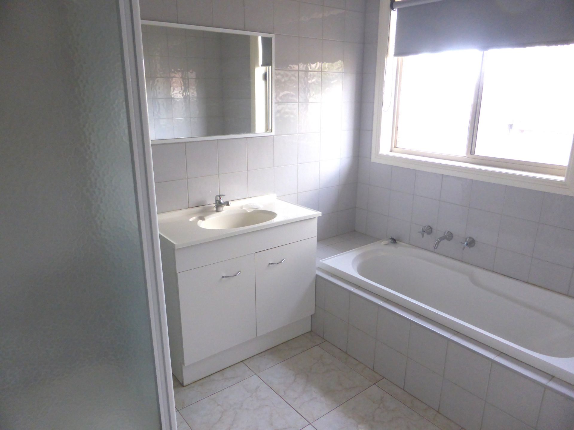 Immaculate 3 bedroom unit for filling all your desires!