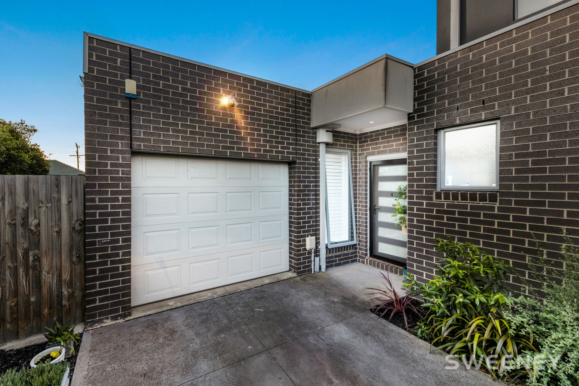 4/12 Stapley Crescent, Altona North - Thumbnail 2
