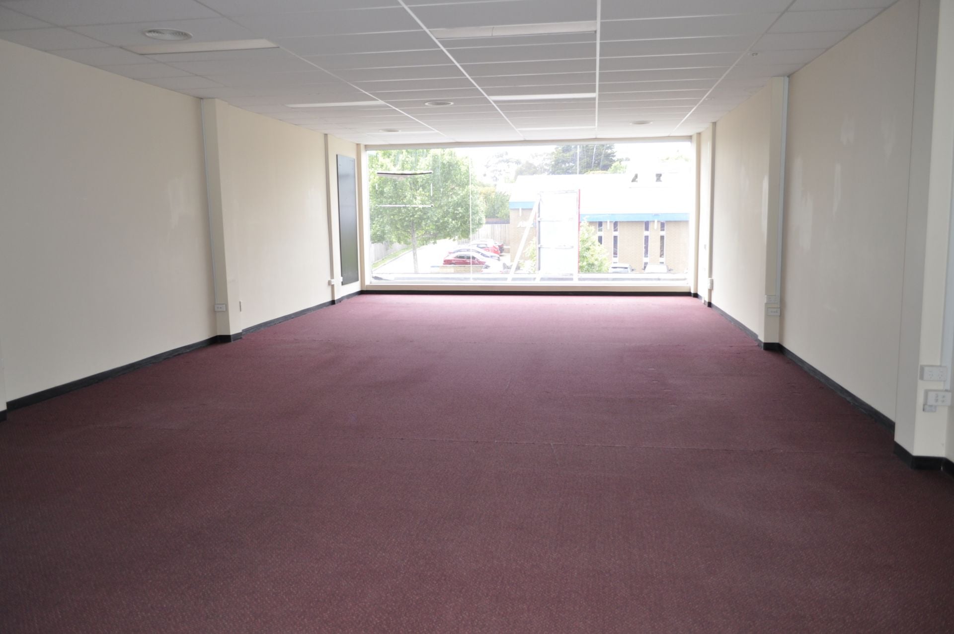 VERSATILE OFFICE SPACE