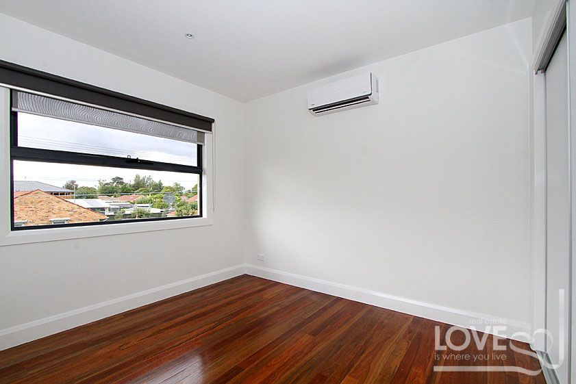 BRAND NEW CONTEMPORARY CHIC