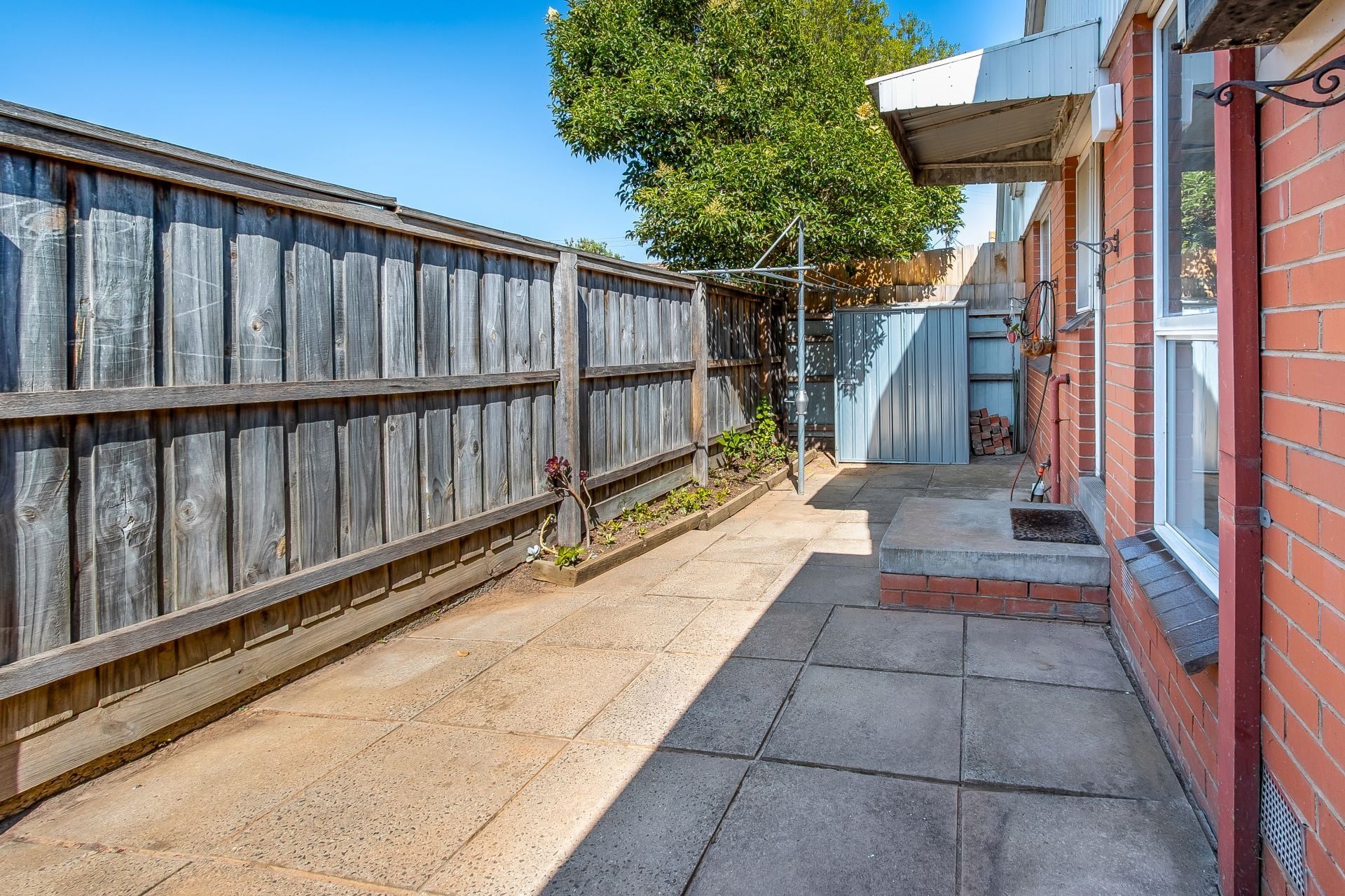 SPACIOUS UNIT IN THE HEART OF RESERVOIR!