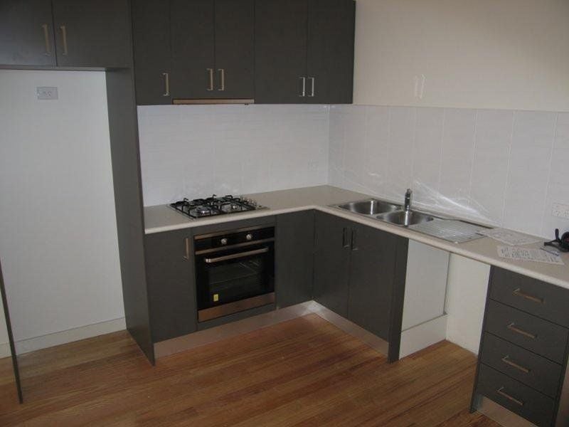 2/8 White Street, Reservoir