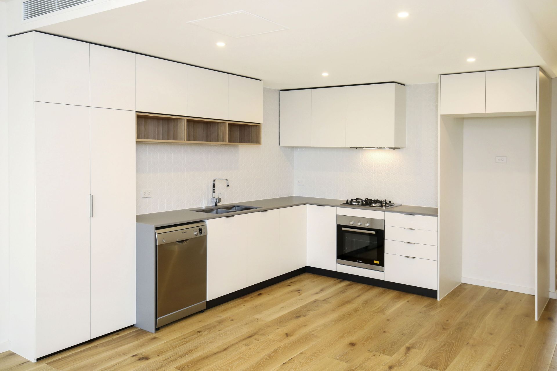 DESIGNER TOWNHOUSE!