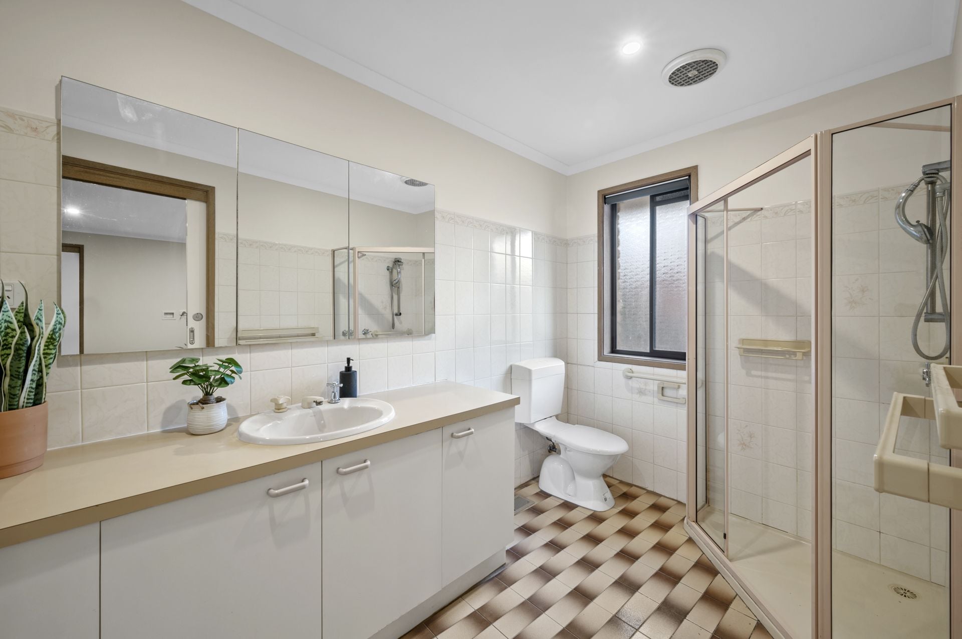DUAL LIVING -  4 BEDROOMS, 2 BATHROOMS FAMILY HOME