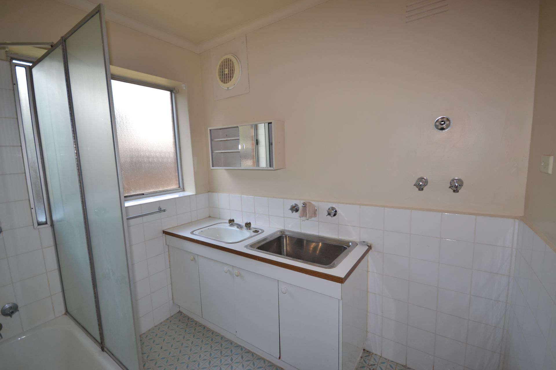 SPACE LIGHT AND COMFORABLE LIVING IN A SUPERB LOCATION