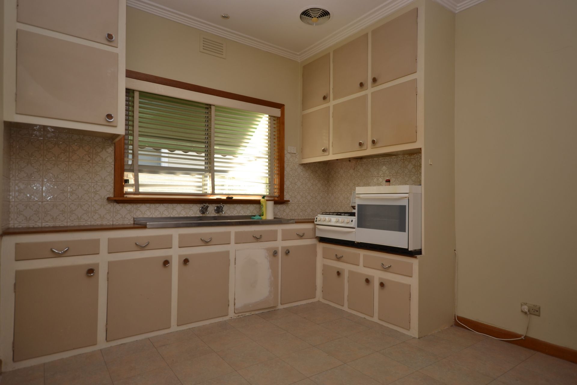 READY TO MOVE INTO NOW. GREAT VALUE AND WILL NOT LAST LONG AT THIS LOW PRICE