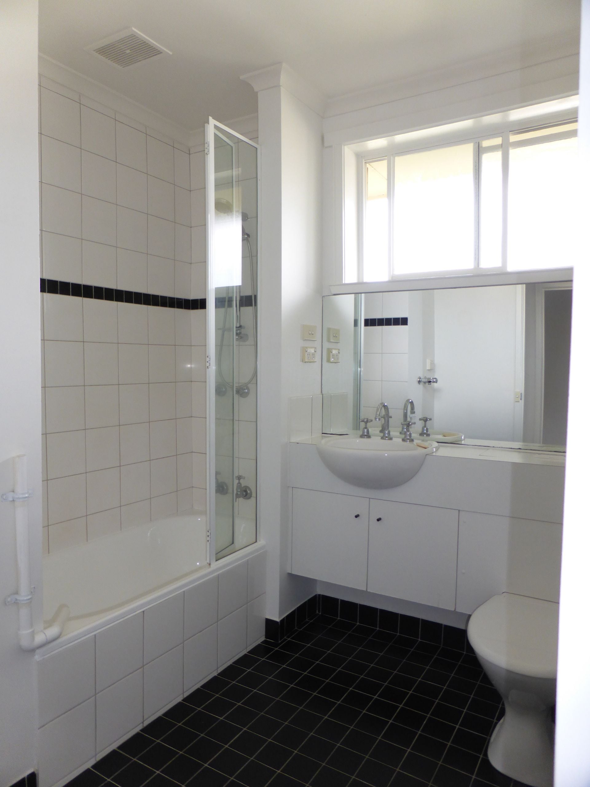 Light, Spacious & Modern 2 Bedroom Apartment in a Great Location