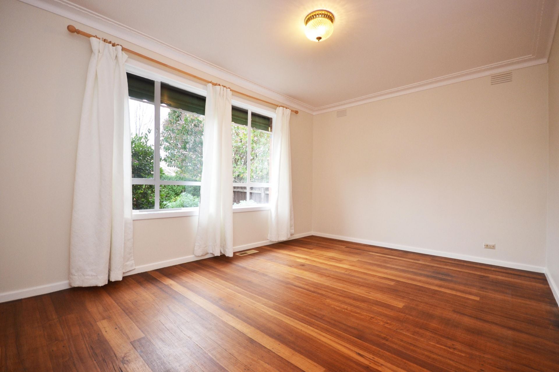 PEACEFUL RETREAT IN THE HEART OF THORNBURY