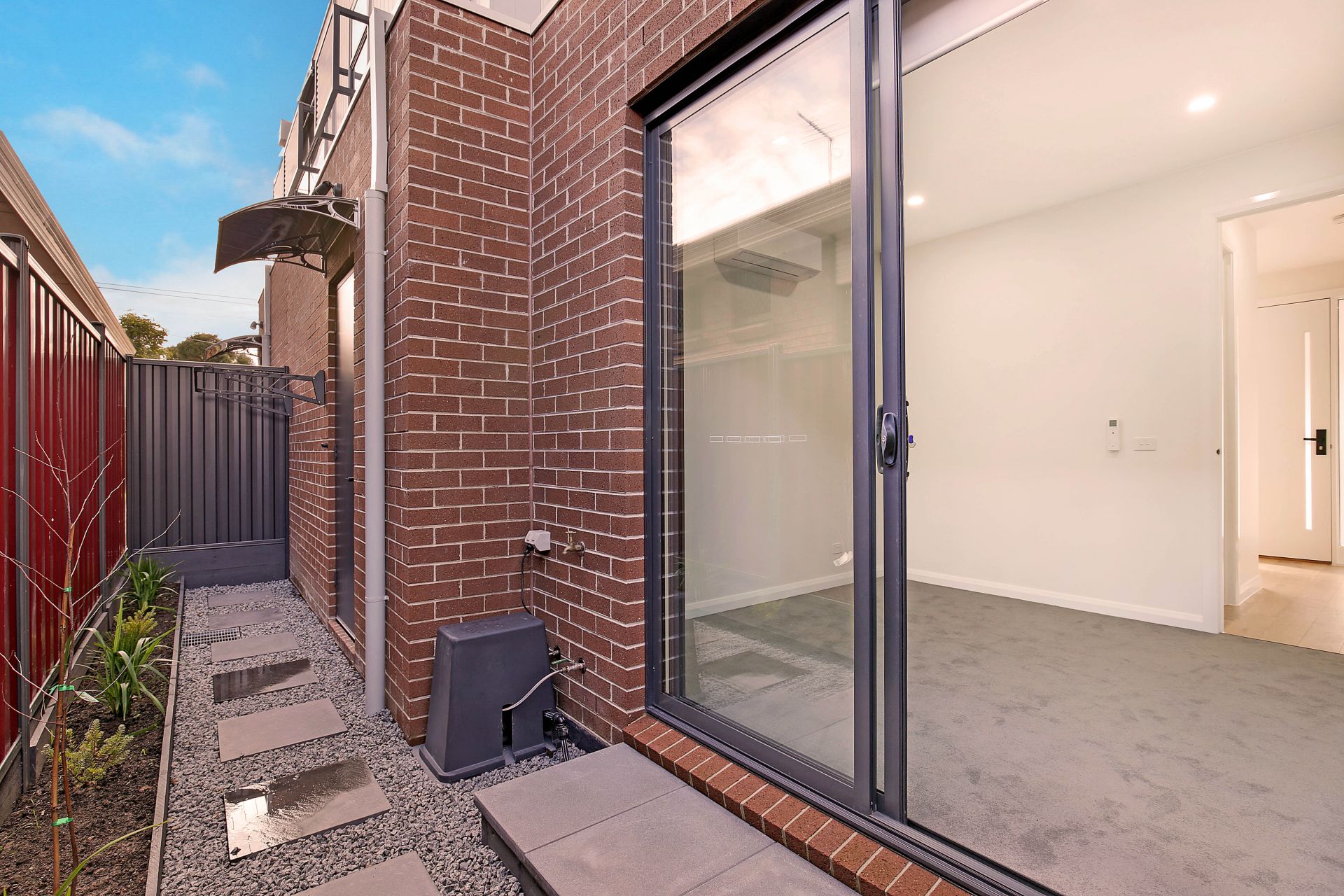 Well-Equipped Two Bedroom Townhouse in the Heart of Thornbury!