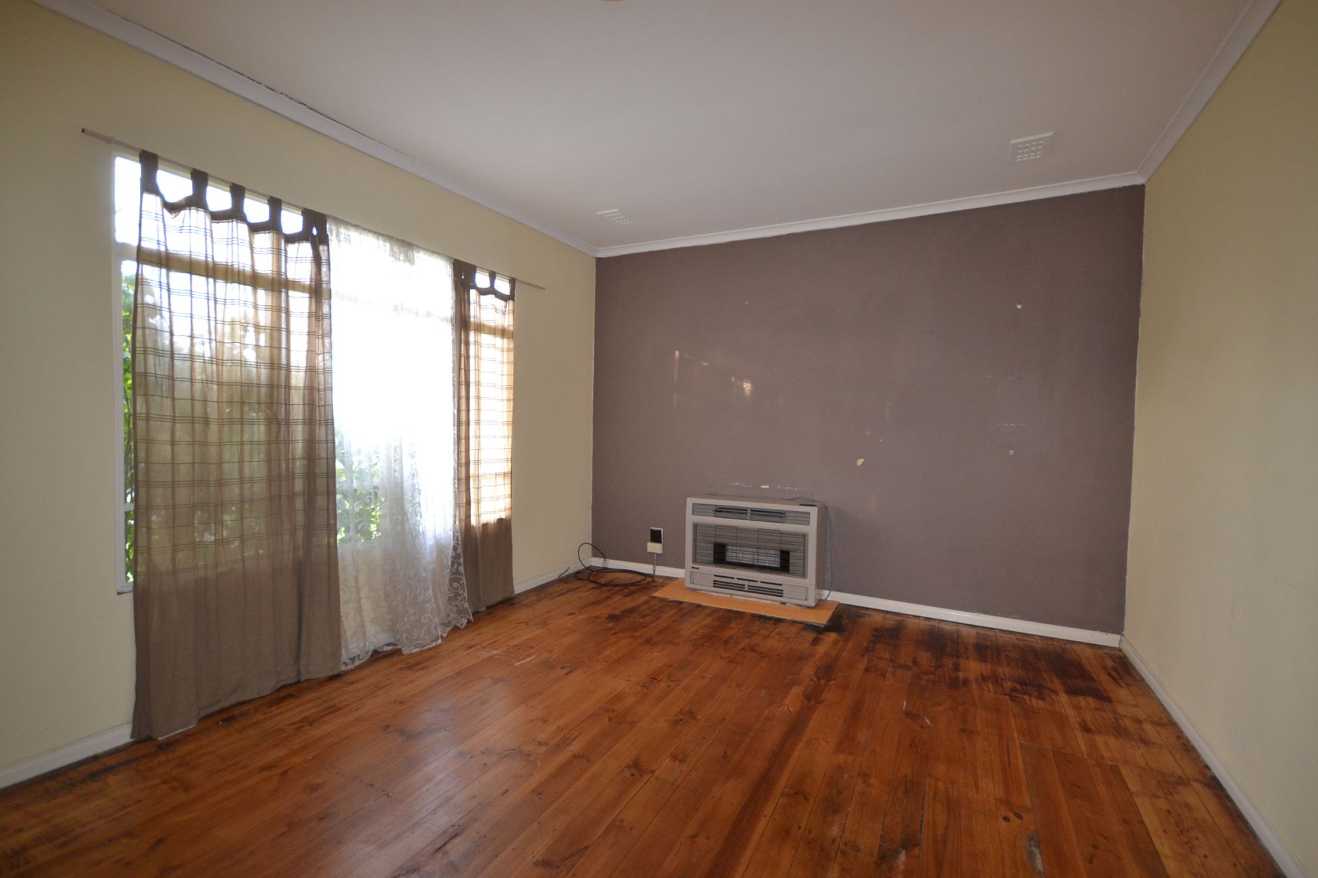 3 BEDROOM HOUSE FOR A REASONABLE PRICE  *** 6 MONTH LEASE ***