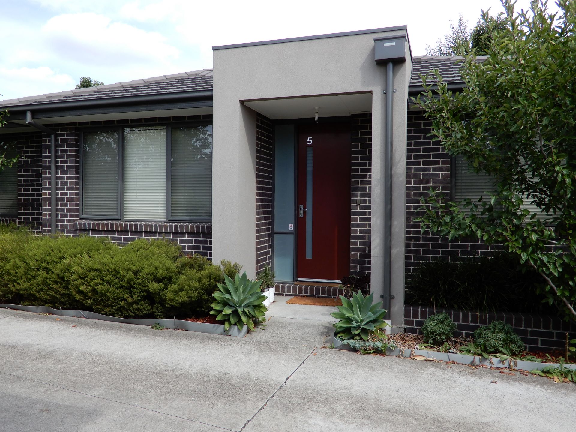 SPACIOUS & MODERN 2 BEDROOM UNIT!!!