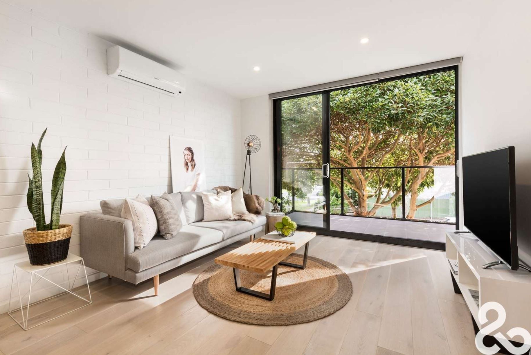 MODERN INNER NORTH LIVING
