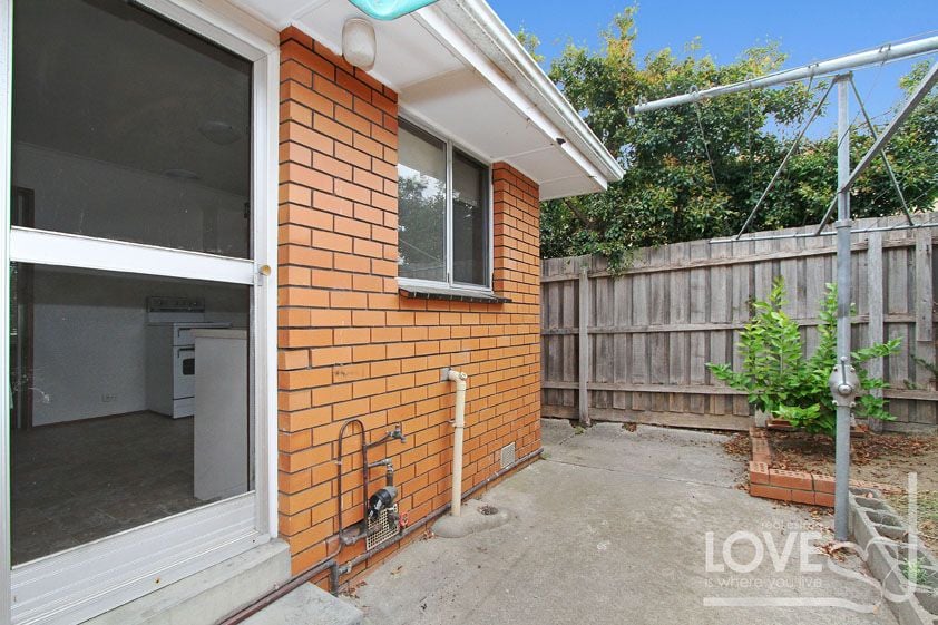 LOCATED IN QUIET STREET!