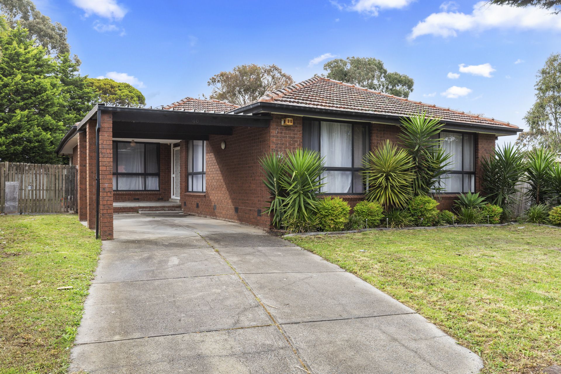 FRESHLY RENOVATED FAMILY HOME IN PERFECTLY LOCATED!