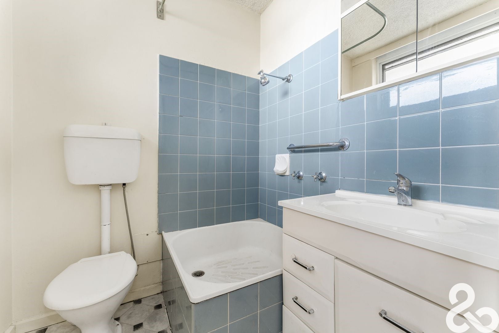 CHARMING ONE BEDROOM DELIGHT!