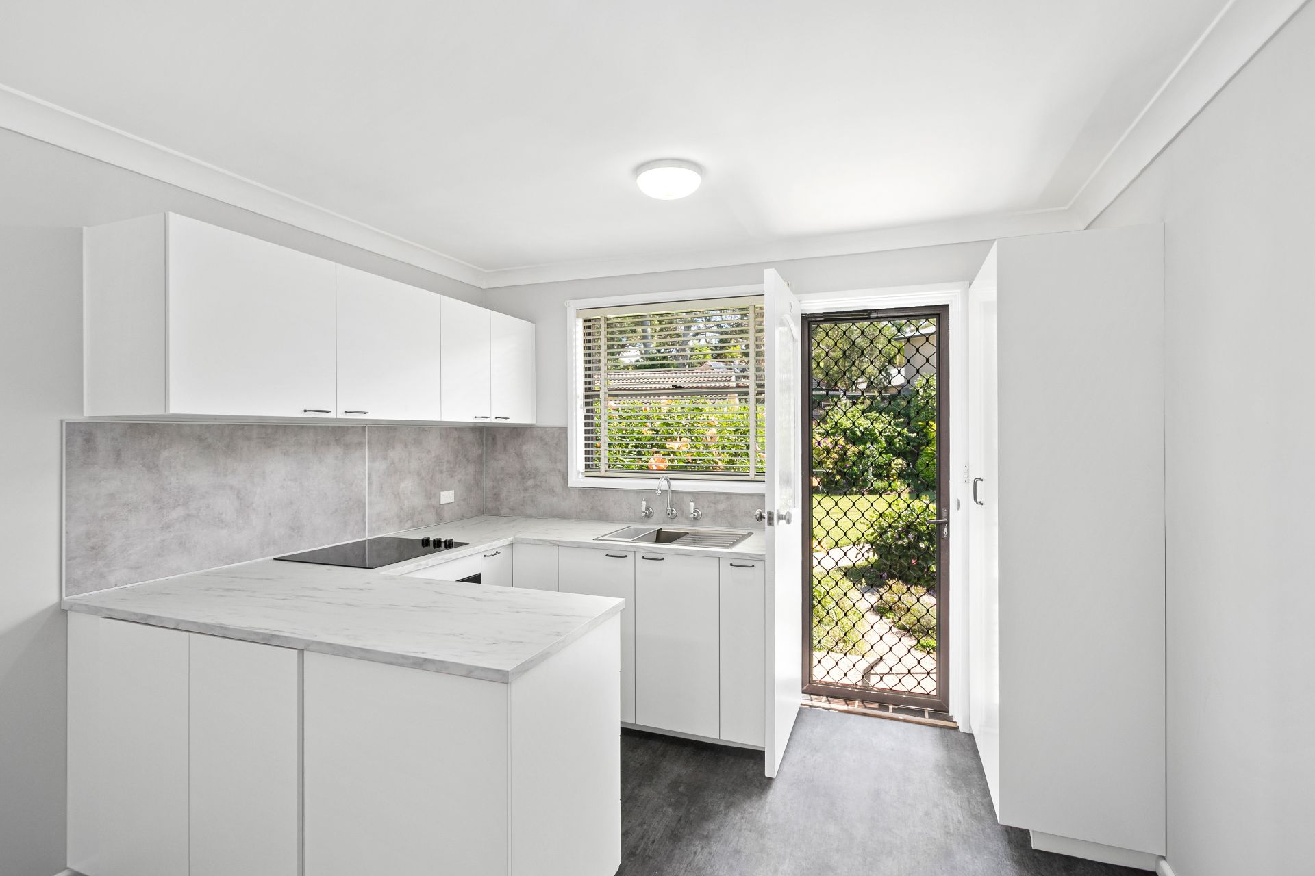2/137A Gannons Road Caringbah South NSW, Caringbah South - Thumbnail 2