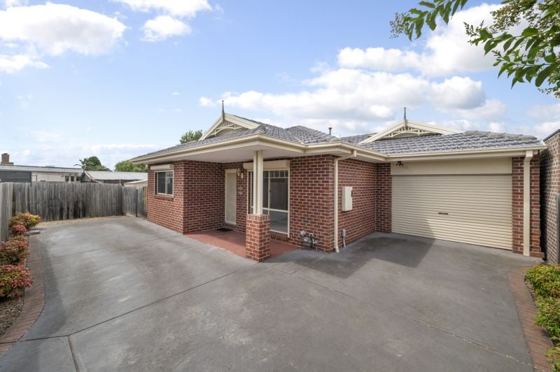 2/11 Maxwell Street, Lalor