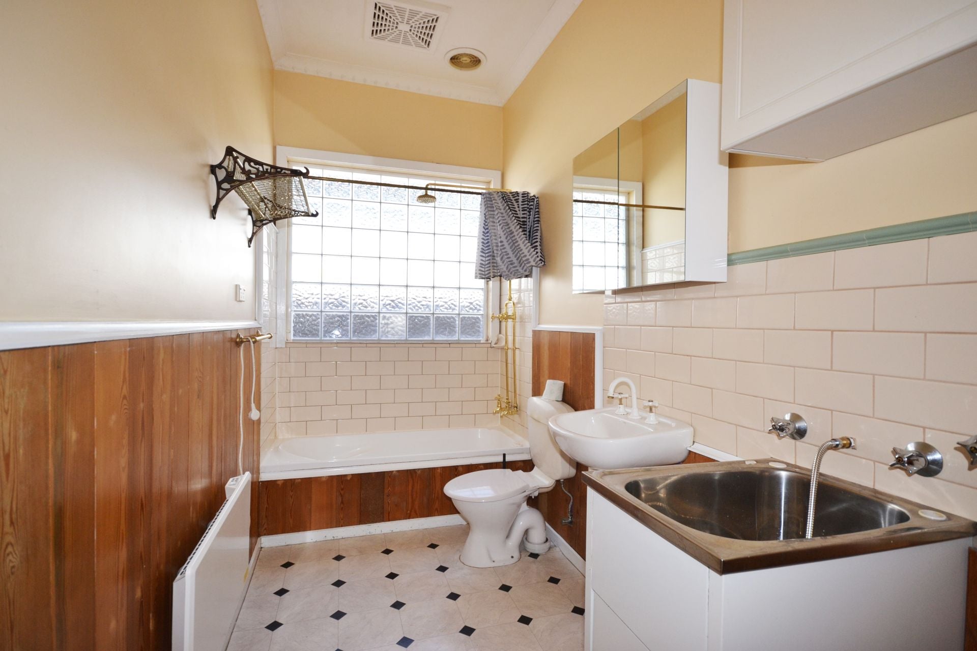 ELEGANT BEAUTY MATCHED WITH A FIRST CLASS LOCATION