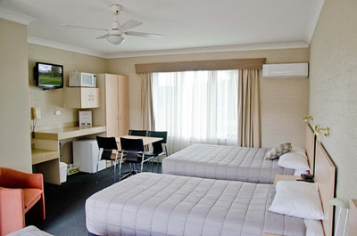 MOTEL LEASEHOLD FOR SALE - LARGE ROOMS - DELIGHTFUL INSPECTION