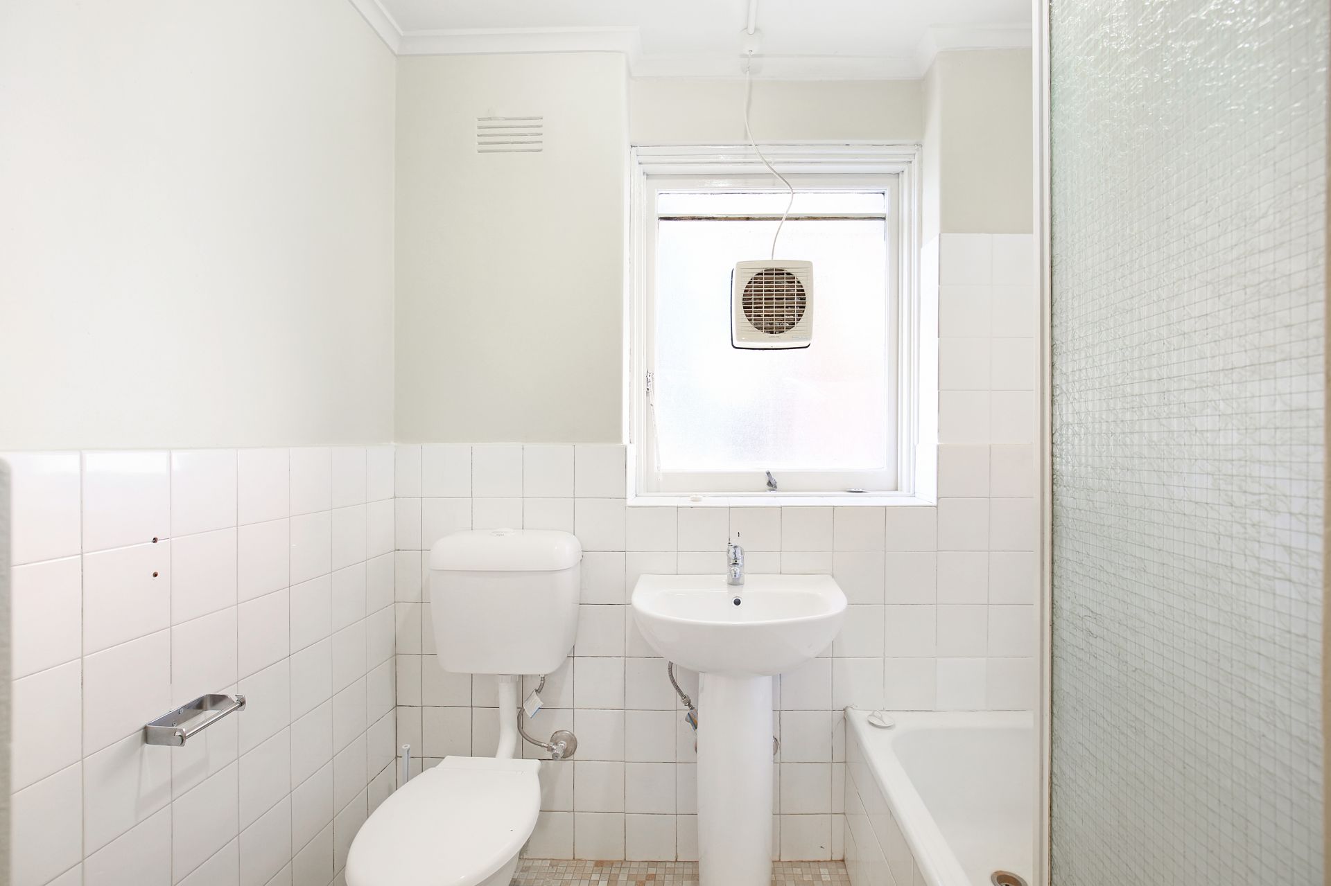 ***** Ground Level low maintenance apartment***